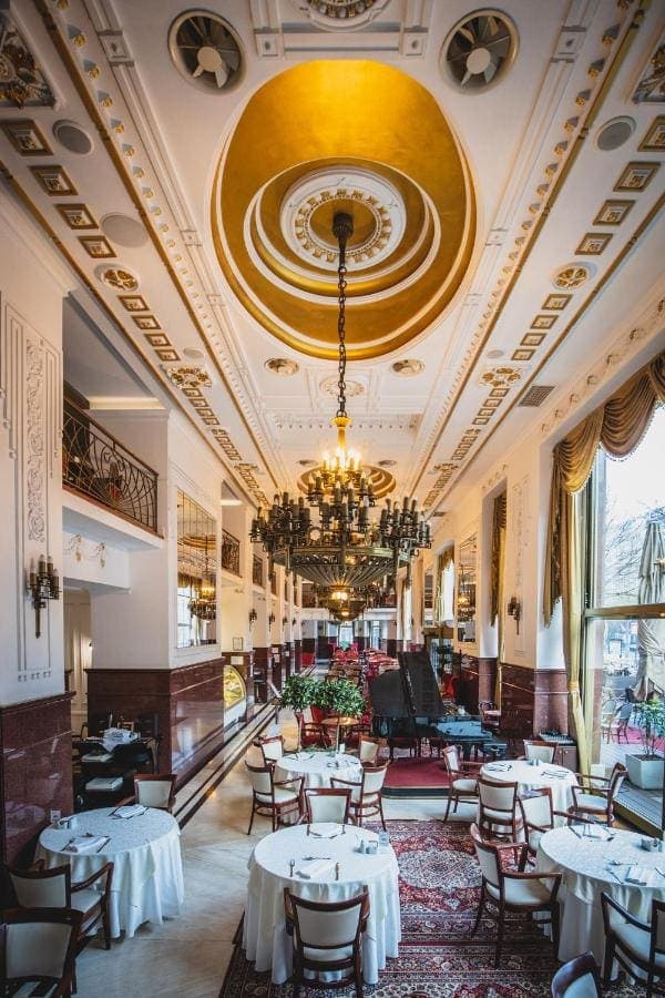 The café under gilded ceilings and chandeliers